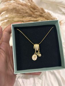 Elegant Gold Pendant Necklace