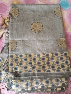 Elegant Grey Saree with Traditional Motifs