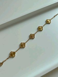 Elegant Gold Clover Bracelet