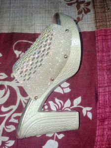 New Stylish Golden Heels Sandal Trend Pattern