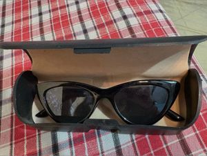 Classic Black Cat-Eye Sunglasses