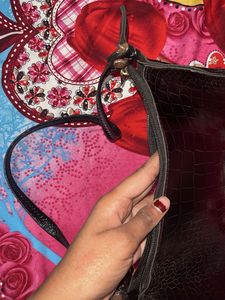 Chic Black Croc-Embossed Shoulder Bag