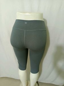 Athletic Capris Textured Pattern Stretchy 28 to 32