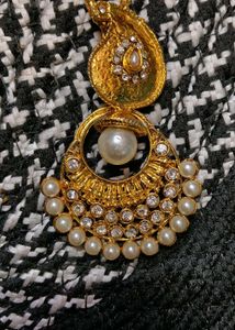 Elegant Pearl &amp; Crystal Necklace