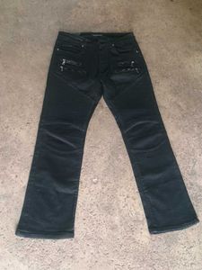 zipper  jeans.