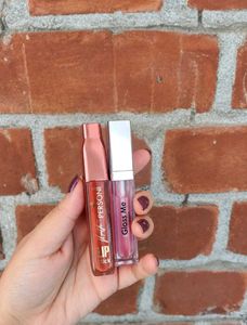 Glow Up Your Look: 2 Glossy Lip Glosses