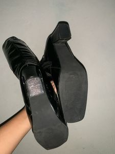 Knee length glossy boots
