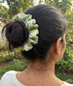 BUY 2 GET 3 FREE! 😱🎀 5 Scrunchies