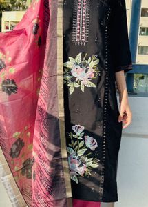 Elegant Black Kurta Set with Floral Embroidery
