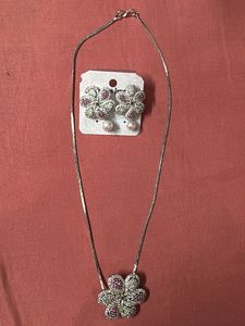 Stunning Flower Necklace &amp; Earring Set