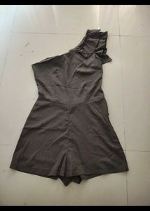 Chic One-Shoulder Ruffled Romper