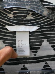 Geometric Print Sleeveless Collared Top