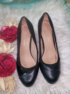 The almost new black heel