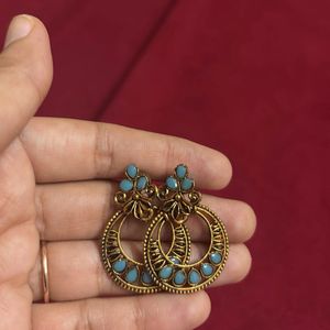 Beautiful Gold Tone Earrings Set