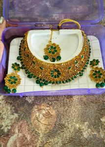 Green necklace with earrings and tika