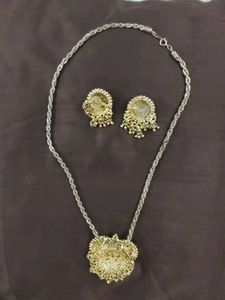 Antique Gold Finish Necklace &amp; Earrings Set