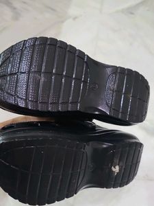 black pink crocs