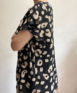 Chic Leopard Print V-Neck Top