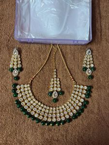 Stunning Emerald & Crystal Necklace Set