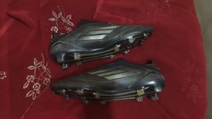 Adidas f50 black laceless football studs