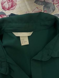 Sleeveless Collared Button-Up Blouse