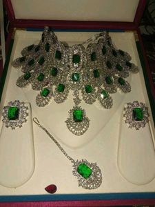 Stunning Emerald &amp; Diamond Jewellery Set