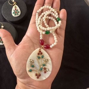 Mother of pearl jewellery set
