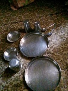 Metal Dinnerware Set 9 pics
