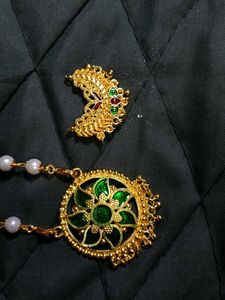Elegant Gold Necklace with Green Pendant