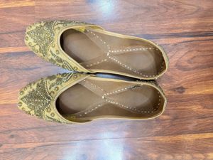 Embellished Ethnic Juttis for Women