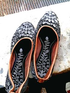 BLACK EMBROIDERY JUTTI/BELLIES🎉