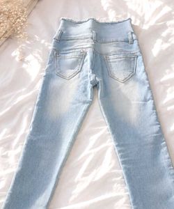 Light Wash Frayed Hem 👖✨