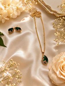 Emerald &amp; Gold Tone Jewelry Set