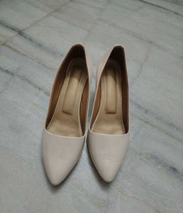 Cream Pencil Heel 👠