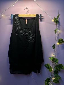 Pretty floral top 👀🖤 Never used