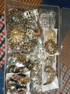 Brooches,buttons