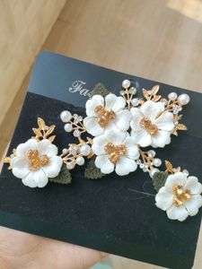 Elegant White Flower Hair Clip Set