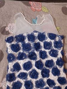 This elegant navy blue and white body dress featur