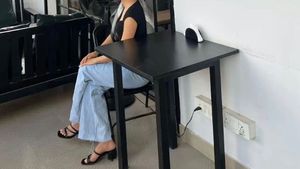Article-1 Zara Light Wash Denim Jeans.