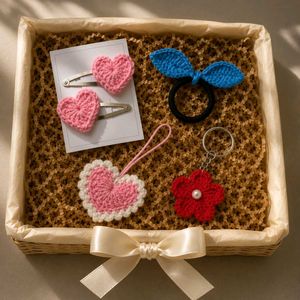 Customisable gift hamper at 159/- only