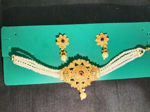 Elegant Pearl and Gold Necklace Set