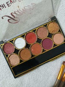 Vibrant Eyeshadow Palette &amp; Lip Set