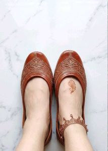 Elegant Embroidered Brown Juttis
