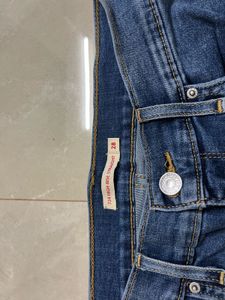 Levis Straight Fit Jeans
