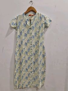 a simple pattern kurta for daily wear