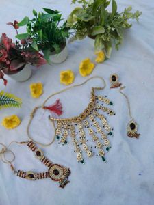 Exquisite Kundan &amp; Emerald Jewellery Set