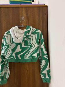 Green &amp; White Swirl Crop Hoodie