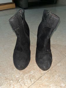 Chic Black Suede Ankle Boots