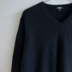 UNIQLO V-neck sweater