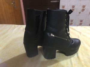 Chic Black Platform Lace-Up Boots